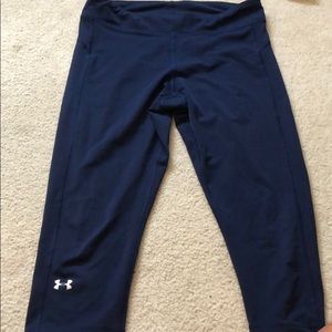 Navy blue under armor crop leggings
